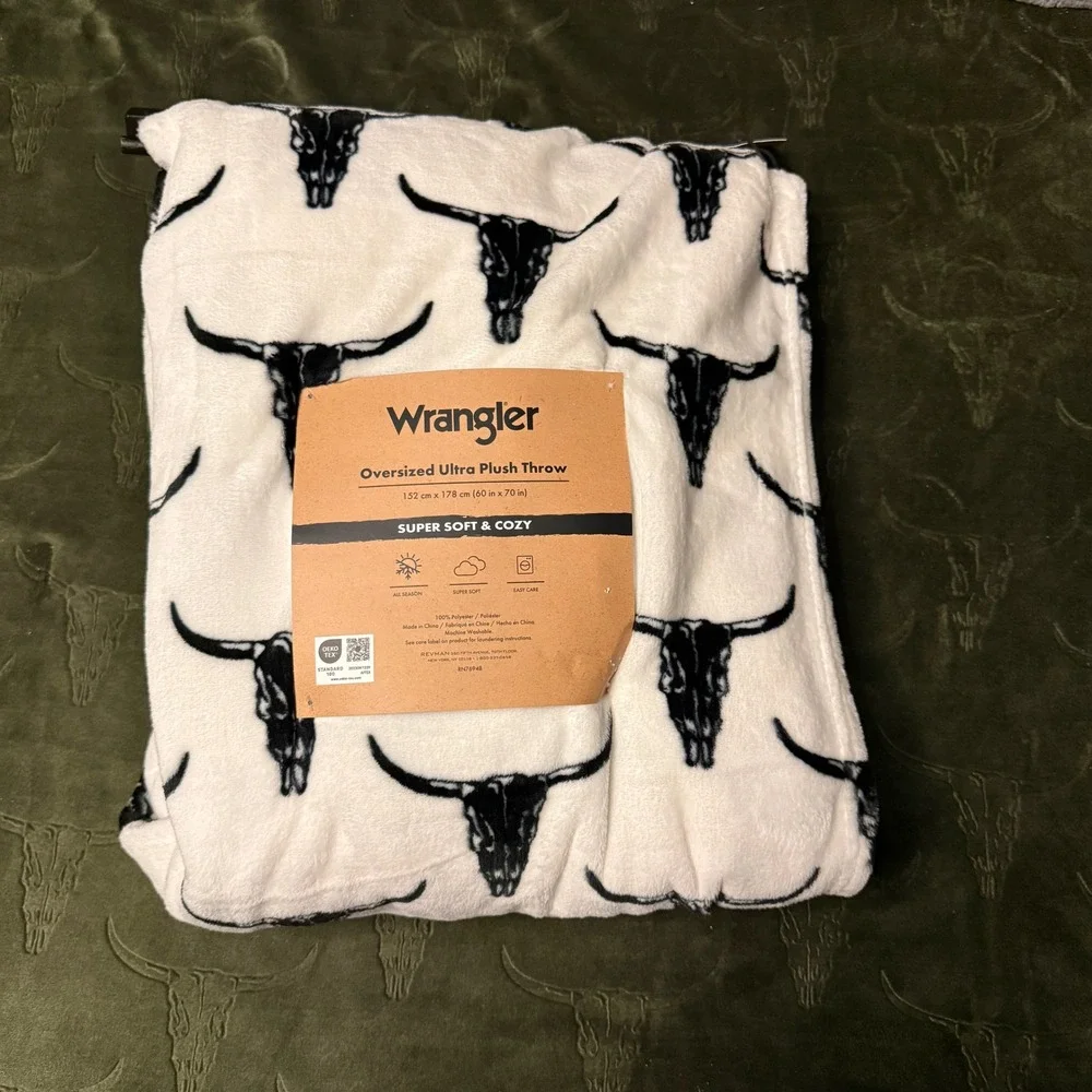 Wrangler Oversized Ultra Plush Throw Unisex 60x70 White New Longhorn Steer Skull